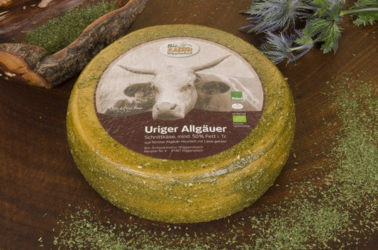 Uriger Allgäuer Bio-Schnittkäse aus Allgäuer Bio-Heumilch mit Schabzigerklee-Mantel
