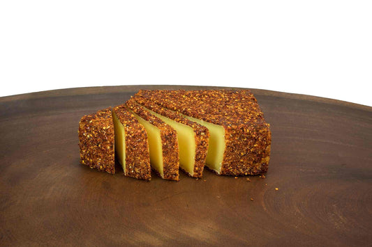 Feurige Susi Bio-halbfester Schnittkäse aus Allgäuer Bio-Heumilch mit Chiligewürzmantel
