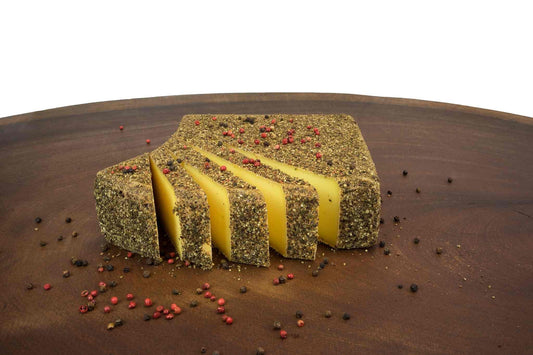 Peppiger Paul Bio-halbfester Schnittkäse aus Allgäuer Bio-Heumilch mit Pfeffermantel