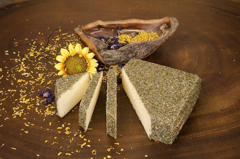 Gute-Laune-Käse Bio-halbfester Schnittkäse aus Allgäuer Bio-Heumilch mit Kräutermantel