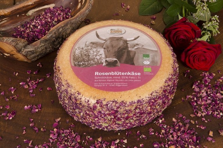 Rosenblütenkäse Bio-Schnittkäse aus Allgäuer Bio-Heumilch mit Rosenblüten, Cayennepfeffer und Rote-Bete-Saft