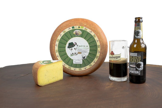 Gehopfter Max Wiesenfreund Bio-Schnittkäse aus Allgäuer Bio-Heumilch mit Bier, Schnittlauch und Zwiebel